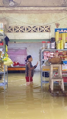 Nhà một hộ dân tại khu vực chợ Đình, xã Kim Hoa, huyện Hương Sơn bị ngập sâu trong nước. (Ảnh: Hữu Quyết/TTXVN)