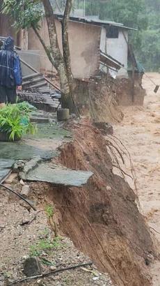 Tình trạng sạt lở ăn sâu vào nhà dân tại huyện Mường Lát (Thanh Hóa). (Ảnh: TTXVN phát)