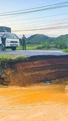 Do có nước chảy xiết qua cống ngầm bên dưới nên vẫn có nguy cơ sạt lở thêm. (Ảnh: TTXVN phát)