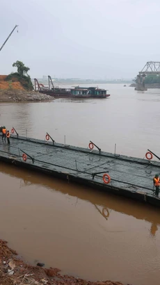 Lực lượng công binh chung sức đưa các đốt khơi đến vị trí lắp đặt. (Ảnh: An Đăng/TTXVN)