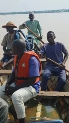 Các thợ lặn và tình nguyện viên địa phương tìm kiếm người mất tích. (Nguồn: BBC)