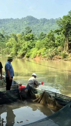 Trung tâm Quan trắc tài nguyên và môi trường tỉnh Tuyên Quang tổ chức lấy mẫu nước tại xã Bình Phú (huyện Chiêm Hóa). (Ảnh: TTXVN phát)