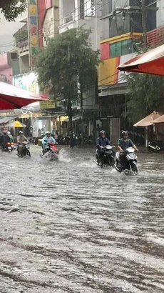 Mưa lớn kèm sấm chớp, gây ngập trên diện rộng tại nhiều khu vực ở Thành phố Hồ Chí Minh. (Ảnh: Hồng Giang/TTXVN)