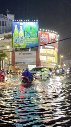 Một phần khu vực vòng xoay Đèn 4 Ngọn, thành phố Long Xuyên, An Giang ngập sâu trong nước. (Ảnh: Thanh Sang/TTXVN)