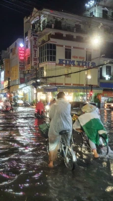 Mưa to gây ngập trên đường Nguyễn Văn Cừ, quận Ninh Kiều. (Ảnh: Thanh Liêm/TTXVN)