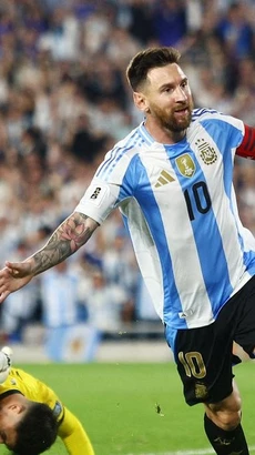 Lionel Messi tỏa sáng để giúp Argentina thắng tưng bừng. (Nguồn: Reuters)