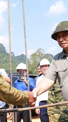 Thủ tướng Phạm Minh Chính động viên công nhân thi công dự án cao tốc Đồng Đăng-Trà Lĩnh. (Ảnh: Dương Giang/TTXVN)