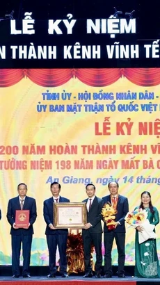 Lãnh đạo tỉnh An Giang và tỉnh Kiên Giang nhận Quyết định xác lập kỷ lục Việt Nam tôn vinh kênh Vĩnh Tế: “Kênh đào thủ công trong khu vực biên giới dài nhất Việt Nam.” (Ảnh: Thanh Sang-TTXVN)