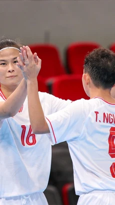 Futsal nữ Việt Nam dễ dàng đánh bại Indonesia để trở lại ngôi đầu bảng. (Nguồn: VFF)