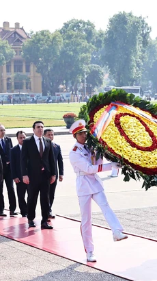 Chủ tịch Quốc hội Cộng hòa Armenia Alen Simonyan vào Lăng, viếng Chủ tịch Hồ Chí Minh. (Ảnh: Minh Đức/TTXVN)