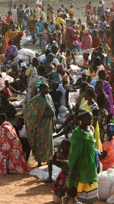 Người tị nạn chờ được phát thực phẩm cứu trợ tại Bentiu, Nam Sudan. (Ảnh: AFP/TTXVN)