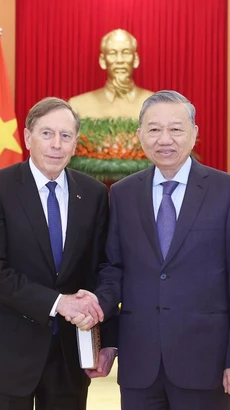 Tổng Bí thư Tô Lâm tiếp Đại tướng David Petraeus, đồng sở hữu Quỹ kiêm Chủ tịch Viện Toàn cầu Quỹ đầu tư Kohlberg Kravis Roberts (KKR) của Hoa Kỳ. (Ảnh: Thống Nhất/TTXVN)