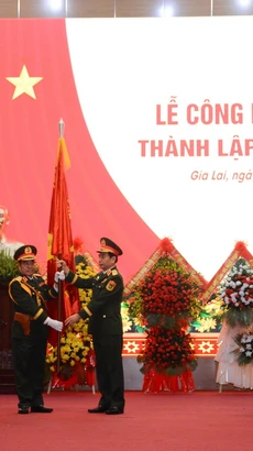 Đại tướng Phan Văn Giang, Ủy viên Bộ Chính trị, Phó Bí thư Quân ủy Trung ương, Bộ trưởng Bộ Quốc phòng trao Quân kỳ Quyết thắng cho Quân đoàn 34. (Ảnh: TTXVN phát)