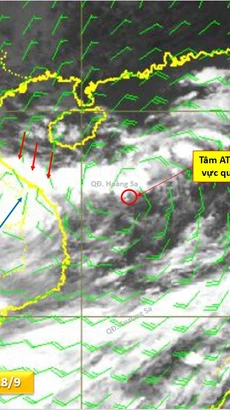 Chuyên gia Trung tâm Dự báo Khí tượng Thủy văn Quốc gia chỉ rõ vị trí của áp thấp nhiệt đới/bão số 4 lúc 16 giờ chiều 18/9 và nguyên nhân gây mưa lớn cho các tỉnh miền Trung từ tối qua đến nay. (Ảnh: nchmf).