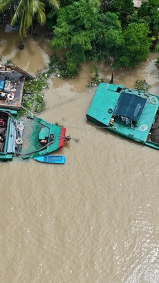 Nhiều tàu cát tập kết tại khu vực giáp ranh giữa tỉnh Tiền Giang và Vĩnh Long. (Ảnh: Hoài Nam/Vietnam+)