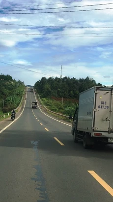 Phương tiện lưu thông trên một đoạn tuyến đường Hồ Chí Minh đoạn qua khu vực Tây Nguyên. (Ảnh: Việt Hùng/Vietnam+)