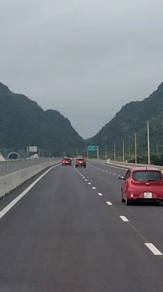 Phương tiện lưu thông trên một đoạn tuyến cao tốc đưa vào vận hành, khai thác. (Ảnh: Việt Hùng/Vietnam+)