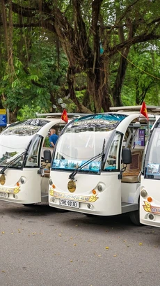 Xe điện 4 bánh trong khu vực hạn chế đã góp phần chuyên chở hành khách tham gia du lịch Thủ đô. (Ảnh: Hoài Nam/Vietnam+)