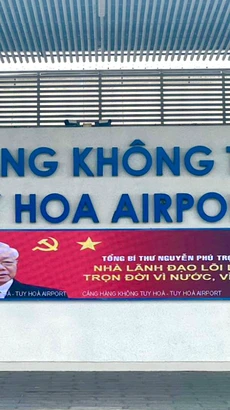 Hình ảnh về Tổng Bí thư Nguyễn Phú Trọng tại Cảng Hàng không Tuy Hòa, tỉnh Phú Yên. (Ảnh: PV/Vietnam+)