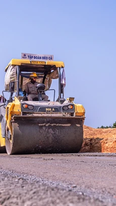 Nhà thầu thi công nền đường Dự án cao tốc Quảng Ngãi-Hoài Nhơn. (Ảnh: PV/Vietnam+)