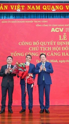 Ông Vũ Thế Phiệt, người cầm hoa đứng giữa giữ chức danh Chủ tịch Hội đồng quản trị ACV. (Ảnh: PV/Vietnam+)