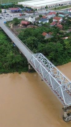 Cầu Phong Châu bị sập và sẽ được đầu tư xây dựng bằng cây cầu mới. (Ảnh: PV/Vietnam+)