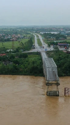 Cầu Phong Châu mới sẽ được đầu tư xây dựng thay cầu cũ bị sập. (Ảnh: PV/Vietnam+) 