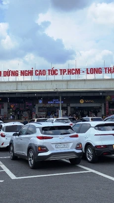 Trạm dừng nghỉ trên tuyến cao tốc Thành phố Hồ Chí Minh-Long Thành-Dầu Giây có rất đông người dân lựa chọn làm điểm dừng chân, nghỉ ngơi. (Ảnh: Việt Hùng/Vietnam+)