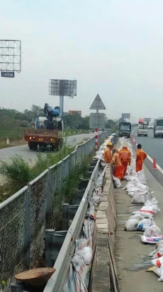 Cao tốc Pháp Vân-Cầu Giẽ xây dựng tường chắn bê tông để chống ngập nước. (Ảnh: PV/Vietnam+)