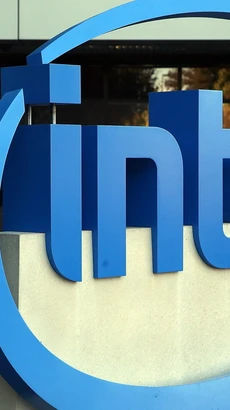 Biểu tượng Intel tại trụ sở của hãng ở Santa Clara, bang California, Mỹ. (Ảnh: AFP/TTXVN)