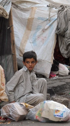 Người vô gia cư sống trong khu lều tạm ở Karachi, Pakistan. (Ảnh: AFP/TTXVN)