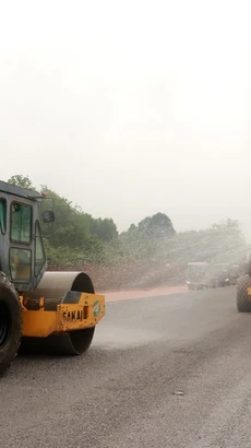 Nhiều phương tiện thi công mặt đường cao tốc Vạn Ninh-Cam Lộ đoạn qua huyện Gio Linh, Quảng Trị. (Ảnh: Nguyên Lý/TTXVN)