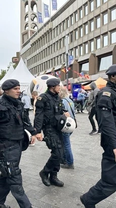 Cảnh sát Đức được tăng cường để đề phòng các tình huống quá khích của cổ động viên. (Ảnh: Anh Ngọc/TTXVN)