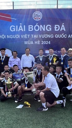 Đội FC Xóm xuất sắc giành chức vô địch Giải bóng đá mùa hè 2024 do Hội người Việt tổ chức tại Anh. (Ảnh: Phong Hà/TTXVN)