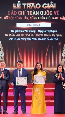 Nhóm tác giả đoạt giải Nhất tại Lễ trao Giải báo chí toàn quốc về nông nghiệp, nông dân, nông thôn Việt Nam năm 2023. (Ảnh: Hoàng Hiếu/ TTXVN)