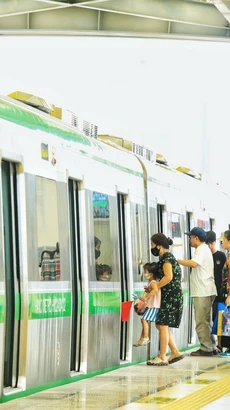 Hành khách đi tàu điện Cát Linh-Hà Đông. (Ảnh: Tuấn Anh/TTXVN)