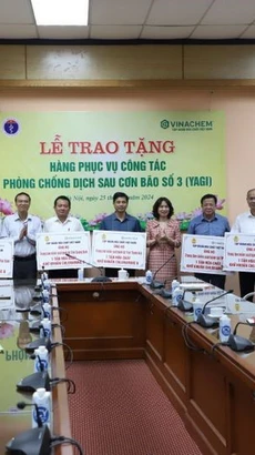 Bộ Y tế đã tiếp nhận 5 tấn Cloramin B do Tập đoàn Hóa chất Việt Nam trao tặng phục vụ công tác phòng chống dịch bệnh sau bão lụt. (Ảnh: Bộ Y tế)