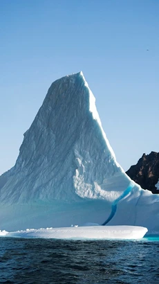 Băng trôi gần đảo Kulusuk, Greenland. (Ảnh: AFP/TTXVN)