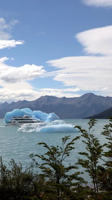 Một tàu du lịch đưa du khách tham quan những tảng băng khổng lồ tách ra từ sông băng Perito Moreno tạo nên cảnh quan vô cùng bắt mắt ở khu vực bán đảo Magallanes, miền Nam Argentina. (Ảnh: Phạm Hoài Nam/TTXVN)