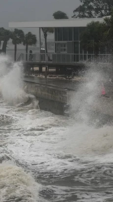 Sóng đánh vào cầu tàu St Pete ở St Petersburg, Florida, ngày 9/10. (Ảnh: Getty Images)