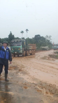 Một điểm sạt lở tại kênh Cửa Đạt, đoạn qua huyện Ngọc Lặc hồi tháng 9. (Ảnh: Nguyễn Nam/TTXVN)