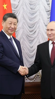 Tổng thống Nga Vladimir Putin (phải) và Chủ tịch Trung Quốc Tập Cận Bình tại cuộc gặp bên lề Hội nghị thượng đỉnh BRICS ở thành phố Kazan ngày 22/10/2024. (Ảnh: THX/TTXVN)