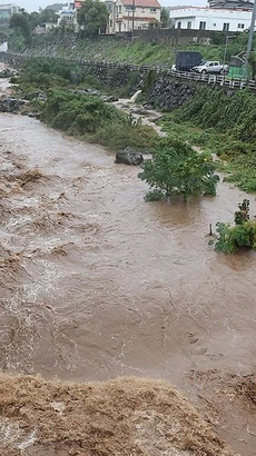 Một dòng suối ở Jeju nước dâng cao do mưa lớn ngày 1/11. (ẢNh: Yonhap)