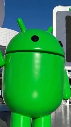 Tượng linh vật Android bên ngoài gian hàng của Google tại CES 2024. (Ảnh: CNET)