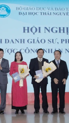 Đại học Thái Nguyên vinh danh 2 nhà giáo được công nhận chức danh Giáo sư năm 2023. (Ảnh: Thu Hằng/TTXVN)