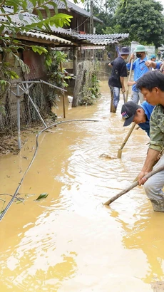 Các lực lượng tham gia khắc phục hậu quả mưa lũ tại Mường Pồn hồi tháng Bảy. (Ảnh: Xuân Tư/TTXVN)