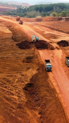 Khai thác quặng bauxite phục vụ chế biến alumin tại Công ty Nhôm Đắk Nông. (Ảnh: Hưng Thịnh/TTXVN)