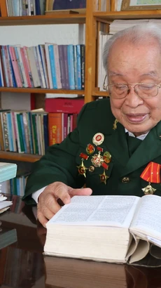 Ông Hoàng Văn Hiển đọc những trang sử hào hùng của dân tộc. (Ảnh: Thanh Bình/TTXVN)