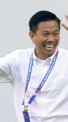 Niềm vui của huấn luyện viên Hoàng Anh Tuấn khi U23 có bàn thắng mở tỷ số với siêu phẩm đá phạt của Khuất Văn Khang trong trận gặp U23 Malaysia ở lượt trận thứ 2 bảng D Vòng chung kết U23 châu Á 2024. (Ảnh: TTXVN phát)