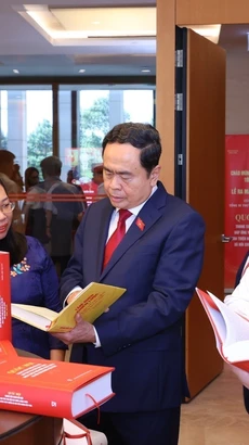 Chủ tịch Quốc hội Trần Thanh Mẫn cùng các đại biểu tham quan khu trưng bày sách của Tổng Bí thư Nguyễn Phú Trọng. (Ảnh: Văn Điệp/ TTXVN)